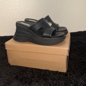 Black Clue Platform Sandals